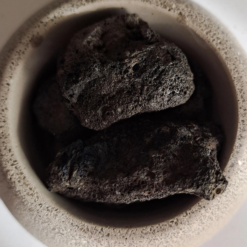 Dekorativ beton skål med lavasten til æteriske olier. Naturlig potpourri diffuser der absorberer og frigiver duft langsomt – perfekt til aromaterapi og boligindretning.