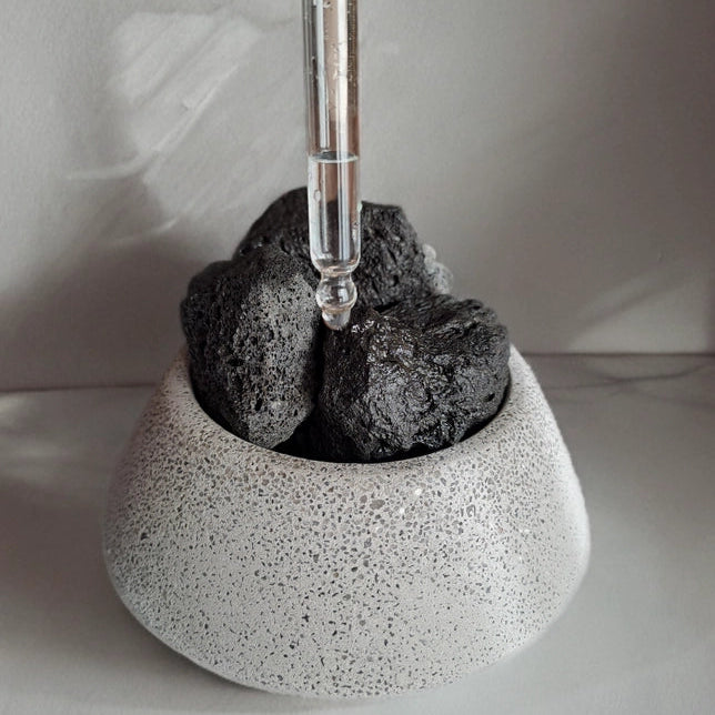 Dekorativ beton skål med lavasten til æteriske olier. Naturlig potpourri diffuser der absorberer og frigiver duft langsomt – perfekt til aromaterapi og boligindretning.