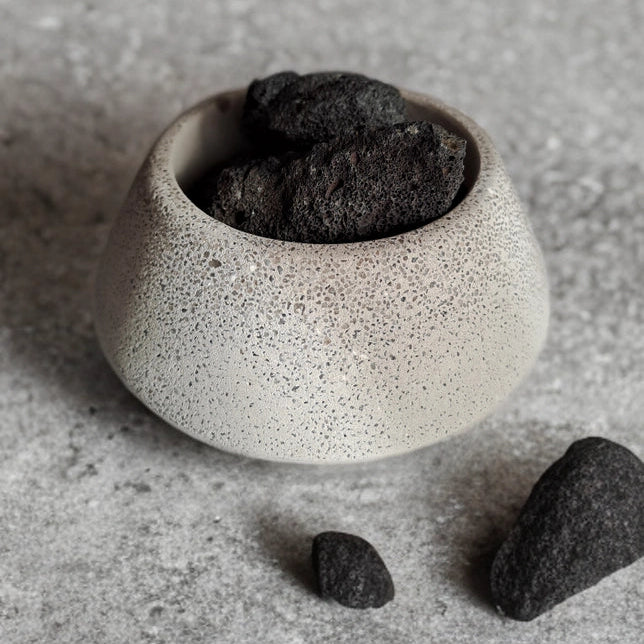 Dekorativ beton skål med lavasten til æteriske olier. Naturlig potpourri diffuser der absorberer og frigiver duft langsomt – perfekt til aromaterapi og boligindretning.