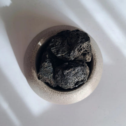 Dekorativ beton skål med lavasten til æteriske olier. Naturlig potpourri diffuser der absorberer og frigiver duft langsomt – perfekt til aromaterapi og boligindretning.