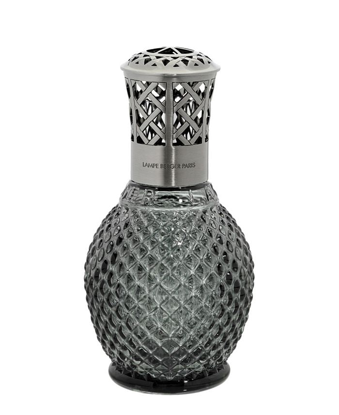 Maison Berger L’Originelle – den ikoniske duftlampe fra 1905. Gråt glas, oxideret top og klassisk design, der renser luften og tilføjer fransk elegance.