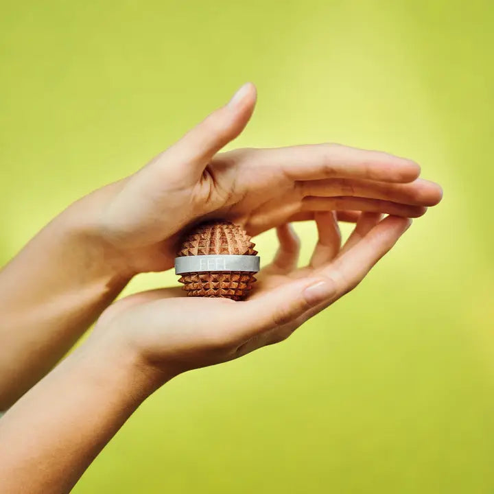 Massagebold i cedertræ | Acupressure Ball – Afspænding, grounding &amp; dyb muskelmassage