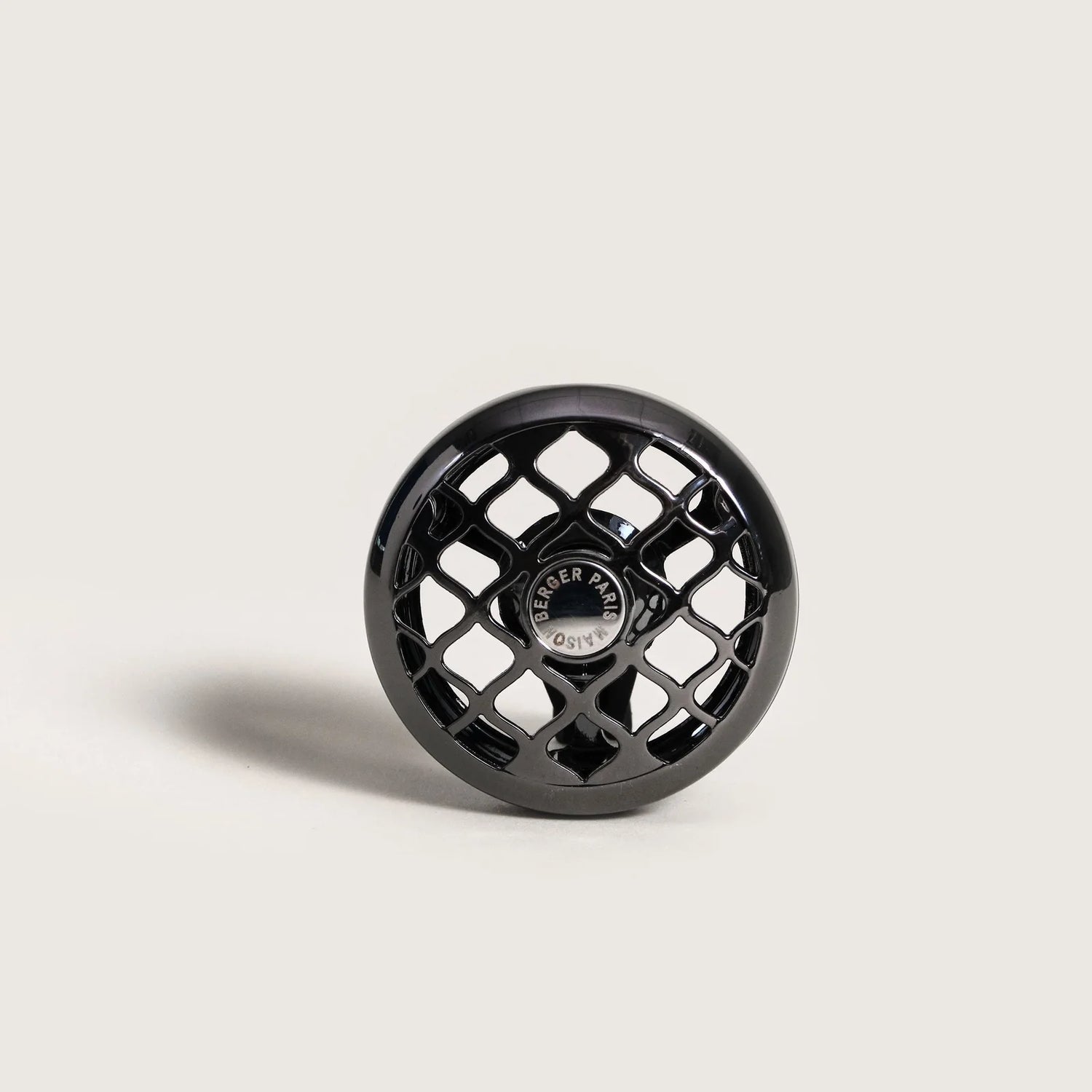 Gør hver køretur mere behagelig med Maison Berger Car Clamp Diffuser – en stilfuld løsning til et velduftende bilmiljø.