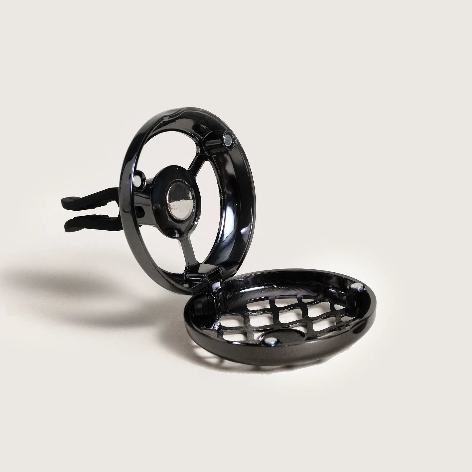 Gør hver køretur mere behagelig med Maison Berger Car Clamp Diffuser – en stilfuld løsning til et velduftende bilmiljø.
