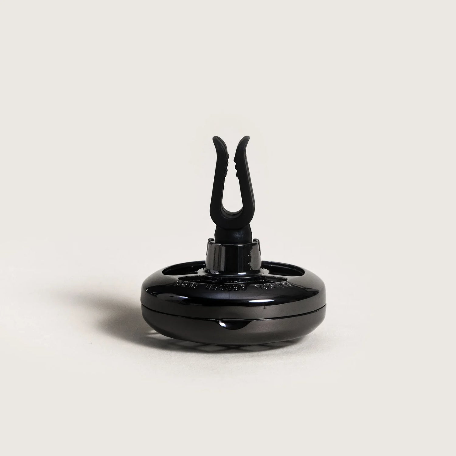 Gør hver køretur mere behagelig med Maison Berger Car Clamp Diffuser – en stilfuld løsning til et velduftende bilmiljø.