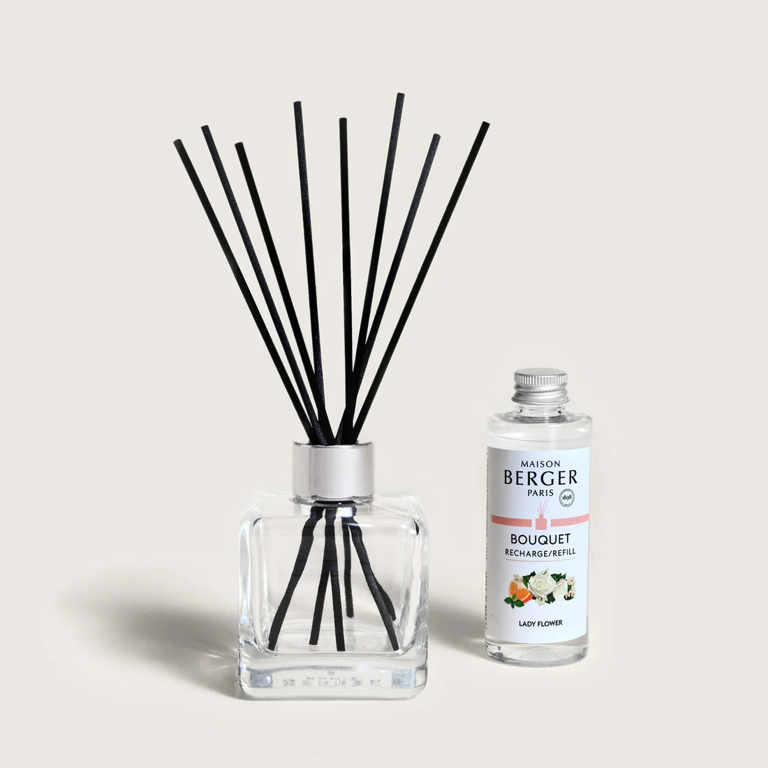 Elegant flakon med Lady Flower fra Maison Berger Paris. Feminin blomsterduft med jasmin, rose og patchouli – komplet sæt med duftpinde.