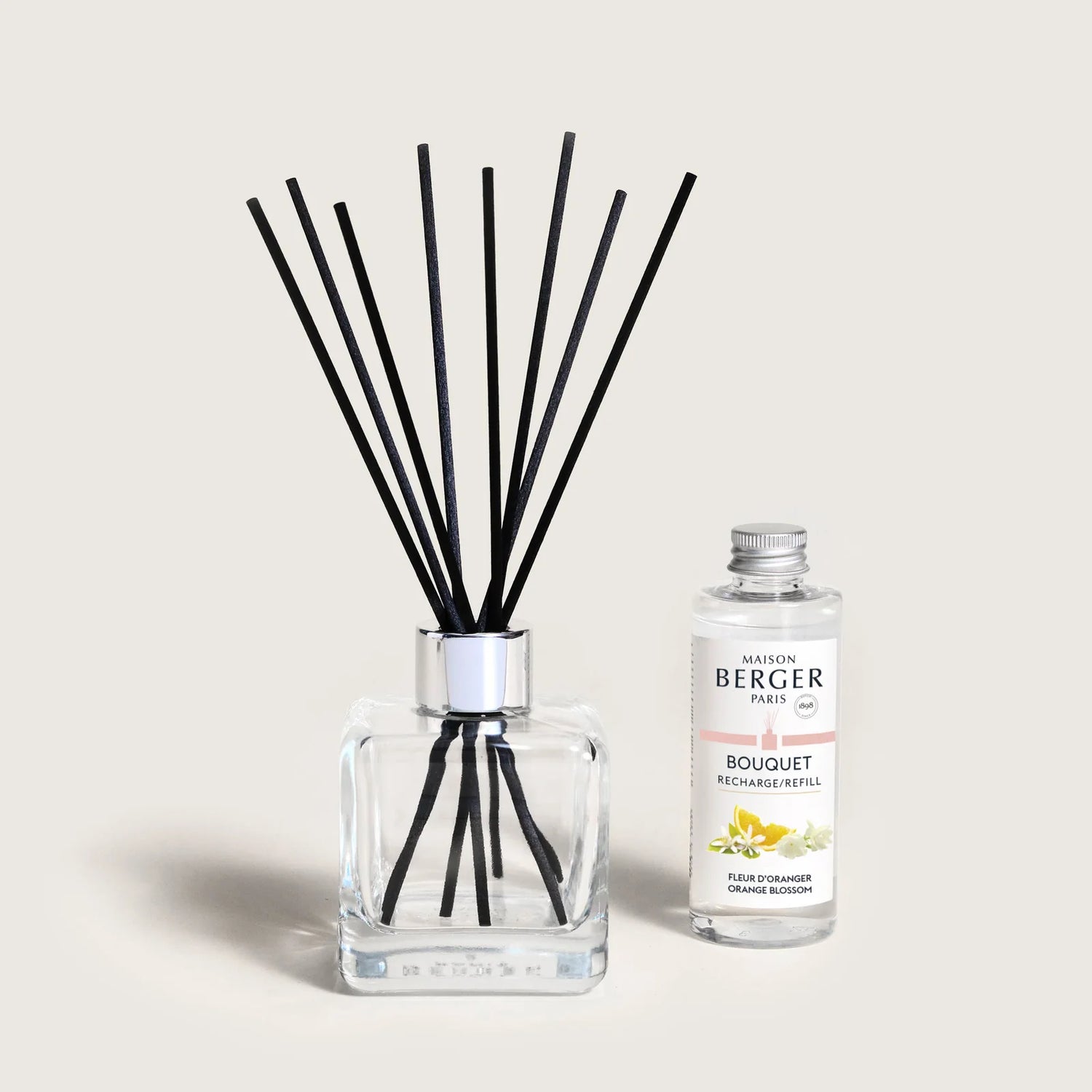 Elegant flakon med Orange Blossom fra Maison Berger Paris. Let blomsterduft med neroli, jasmin og honning – komplet sæt med duftpinde.