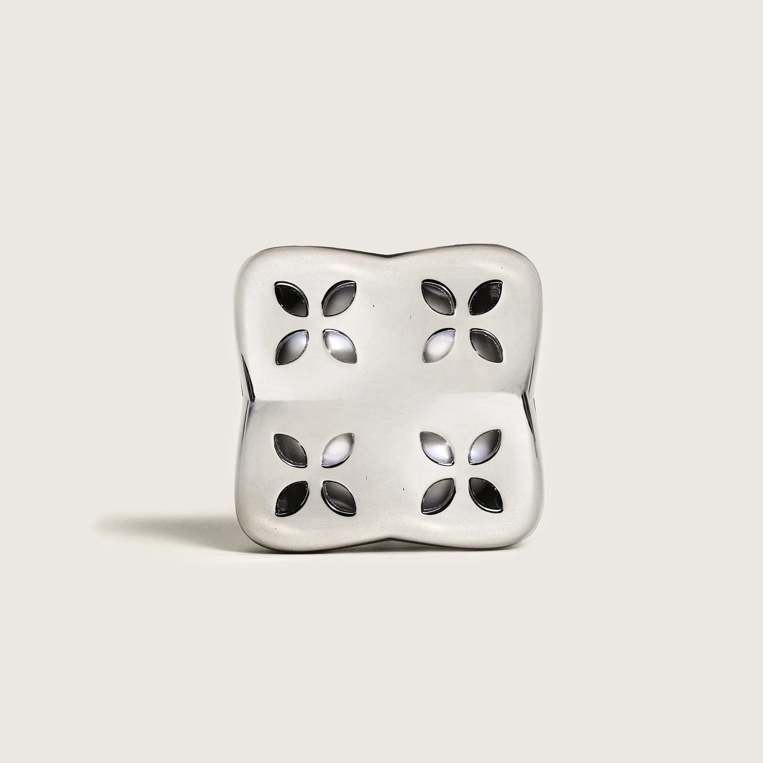 Elegant bil diffuser med duften Cosy Musk – en varm, ren og beroligende musk duft, der skaber velvære på hver køretur.