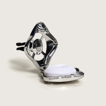 Elegant bil diffuser med duften Cosy Musk – en varm, ren og beroligende musk duft, der skaber velvære på hver køretur.