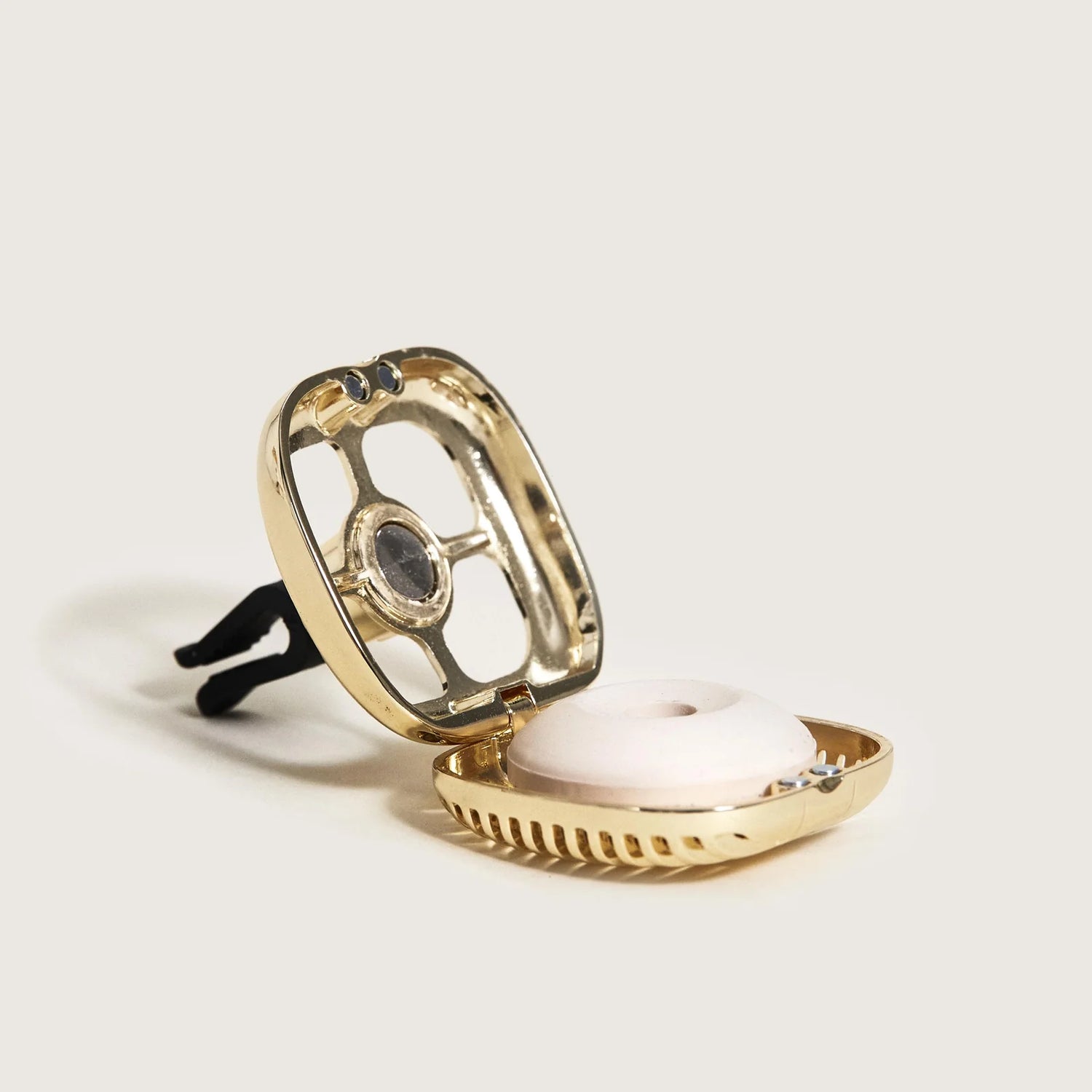 Gør din bil til en kilde af glæde og elegance med duften Exquisite Sparkle – en unik duftoplevelse fra Maison Berger Paris.