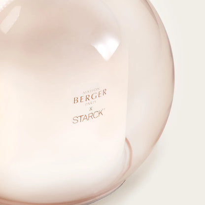 Philippe Starck Diffuser &amp; Peau de Soie – et luksuriøst diffuser-sæt, der indhyller dit hjem i lethed, mystik og sofistikeret ro med et ikonisk design.