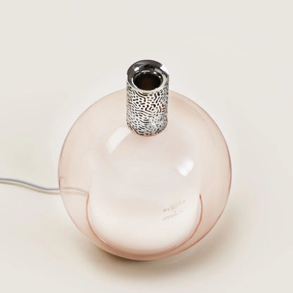 Philippe Starck Diffuser &amp; Peau de Soie – et luksuriøst diffuser-sæt, der indhyller dit hjem i lethed, mystik og sofistikeret ro med et ikonisk design.