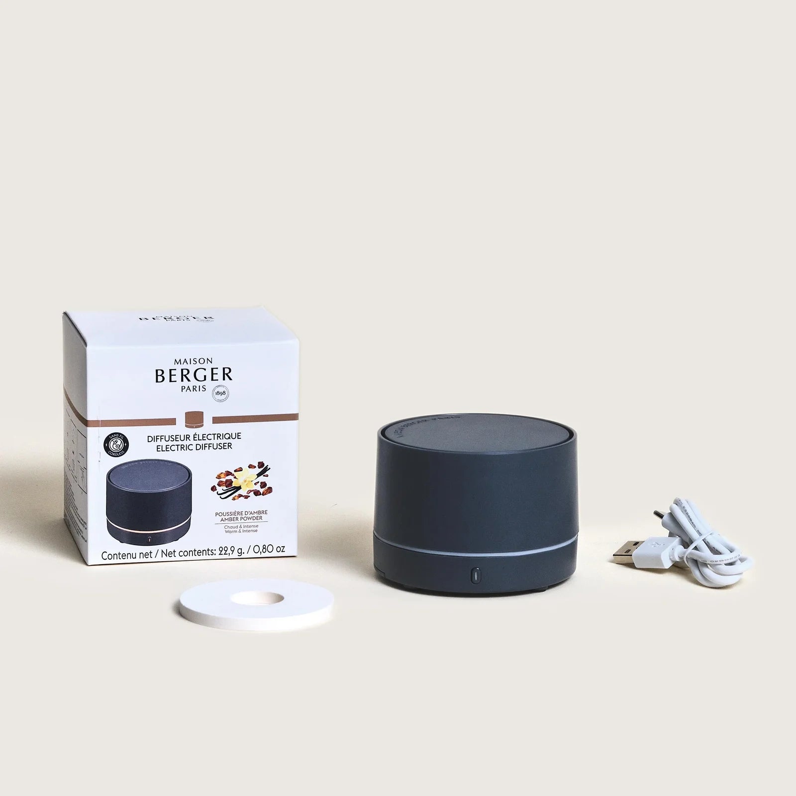 Grey Nomad USB Diffuser &amp; Amber Powder fra Maison Berger Paris – sofistikeret duft i lommeformat, hvor ikonisk amber og minimalistisk design skaber stemning, uanset hvor du er.