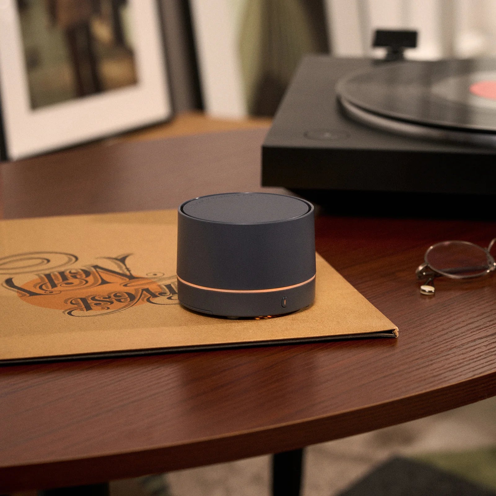 Grey Nomad USB Diffuser &amp; Amber Powder fra Maison Berger Paris – sofistikeret duft i lommeformat, hvor ikonisk amber og minimalistisk design skaber stemning, uanset hvor du er.