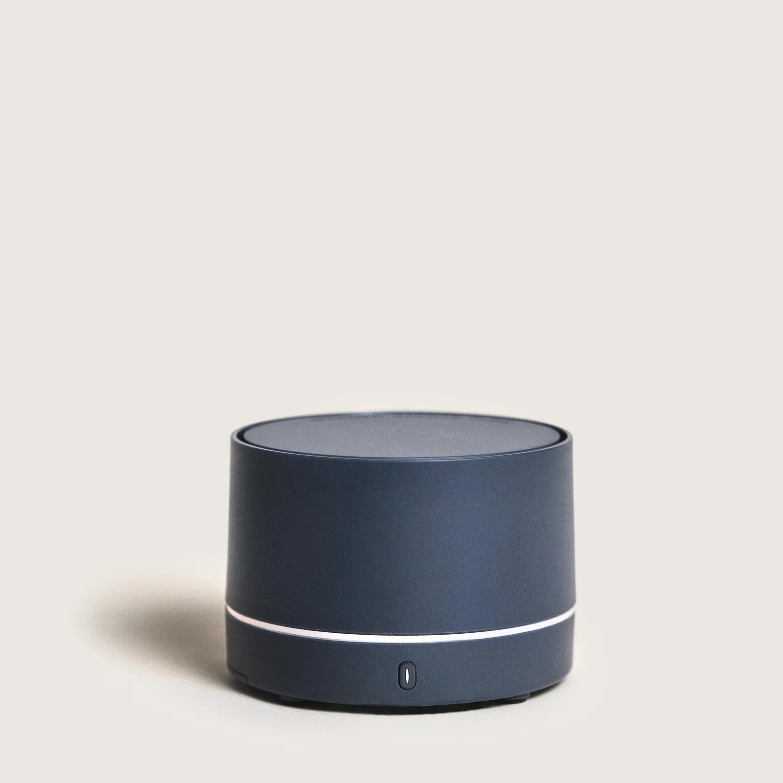 Grey Nomad USB Diffuser &amp; Amber Powder fra Maison Berger Paris – sofistikeret duft i lommeformat, hvor ikonisk amber og minimalistisk design skaber stemning, uanset hvor du er.