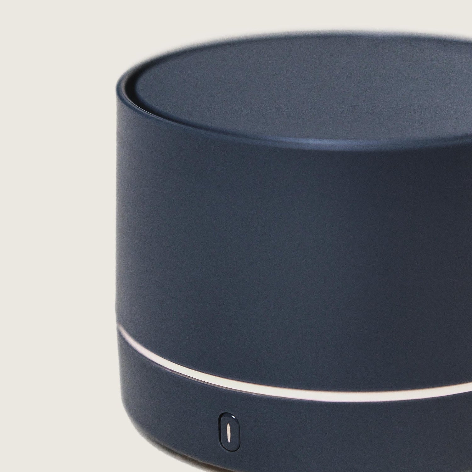 Grey Nomad USB Diffuser &amp; Amber Powder fra Maison Berger Paris – sofistikeret duft i lommeformat, hvor ikonisk amber og minimalistisk design skaber stemning, uanset hvor du er.