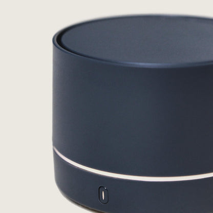 Grey Nomad USB Diffuser &amp; Amber Powder fra Maison Berger Paris – sofistikeret duft i lommeformat, hvor ikonisk amber og minimalistisk design skaber stemning, uanset hvor du er.