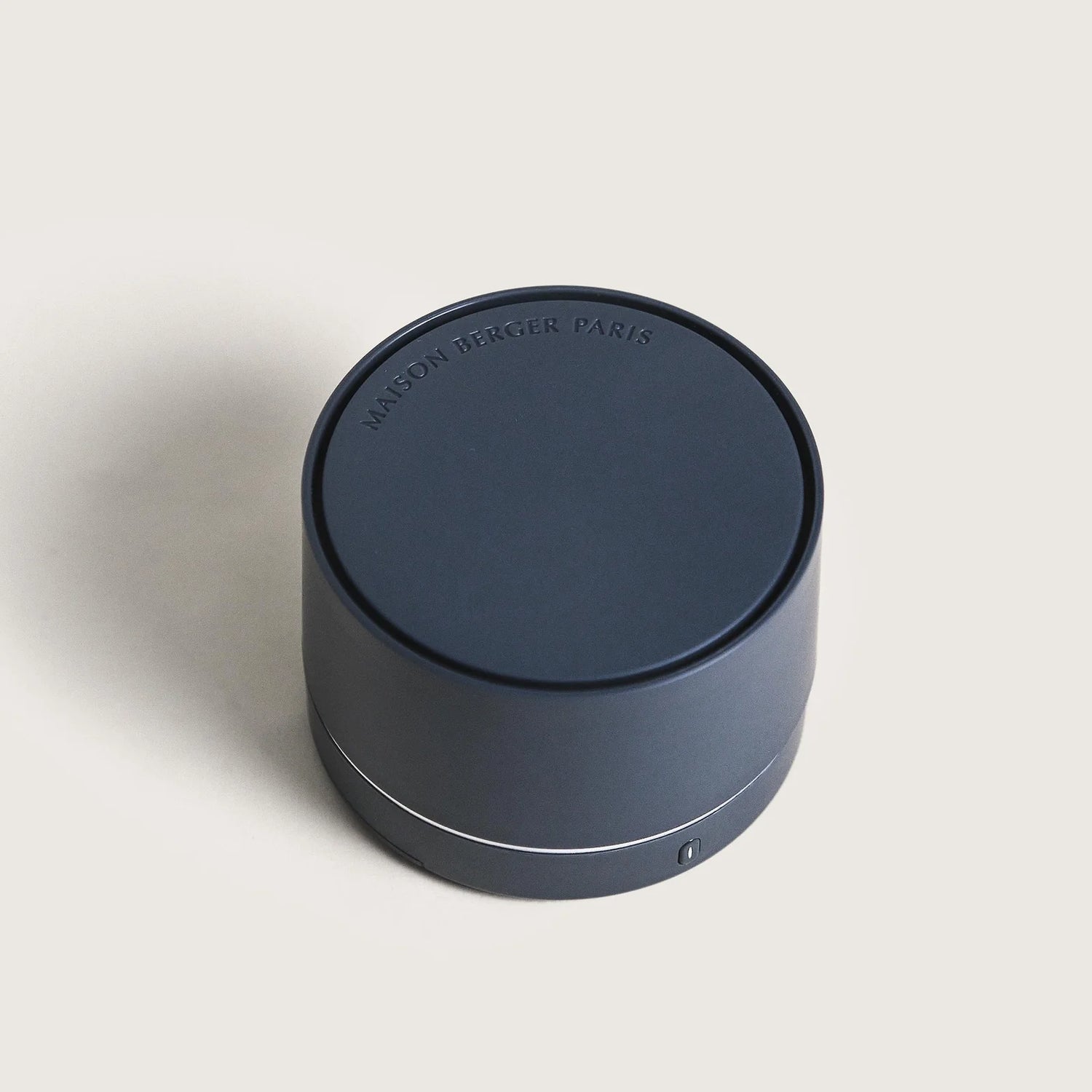 Grey Nomad USB Diffuser &amp; Amber Powder fra Maison Berger Paris – sofistikeret duft i lommeformat, hvor ikonisk amber og minimalistisk design skaber stemning, uanset hvor du er.