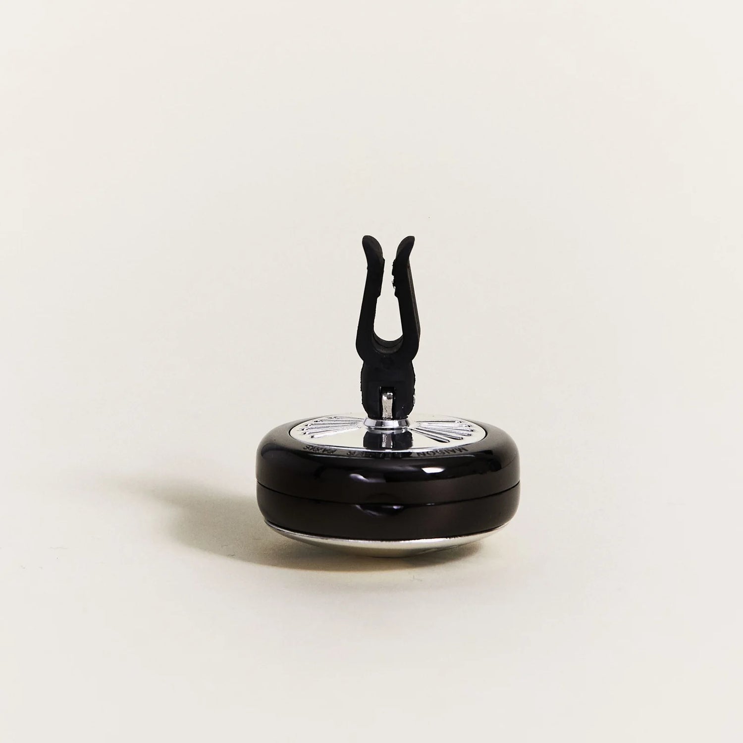 Gør hver køretur mere komfortabel med Maison Berger Flash Technical bildiffuser – en intelligent løsning til langvarig friskhed i bilen.