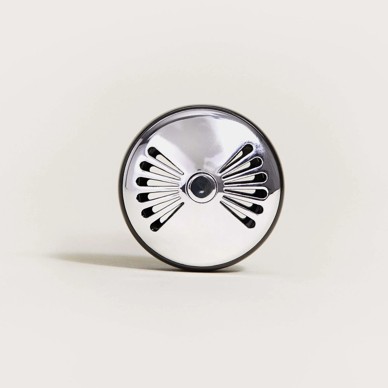 Gør hver køretur mere komfortabel med Maison Berger Flash Technical bildiffuser – en intelligent løsning til langvarig friskhed i bilen.