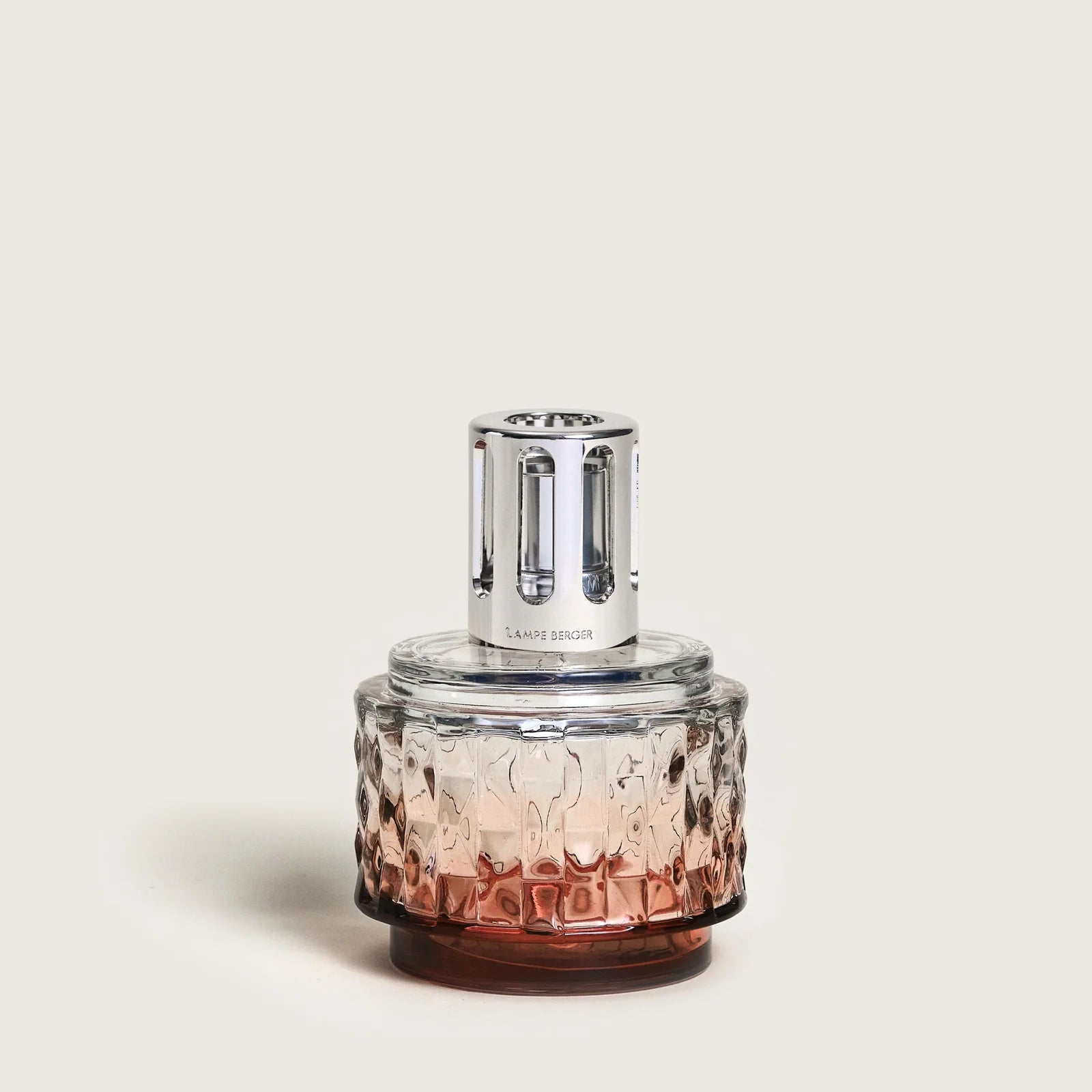 Amber Pink Variation duftlampe fra Maison Berger Paris – en elegant katalytisk duftlampe i varm amber-pink glas, der renser luften og tilfører hjemmet ro, lys og fransk luksus
