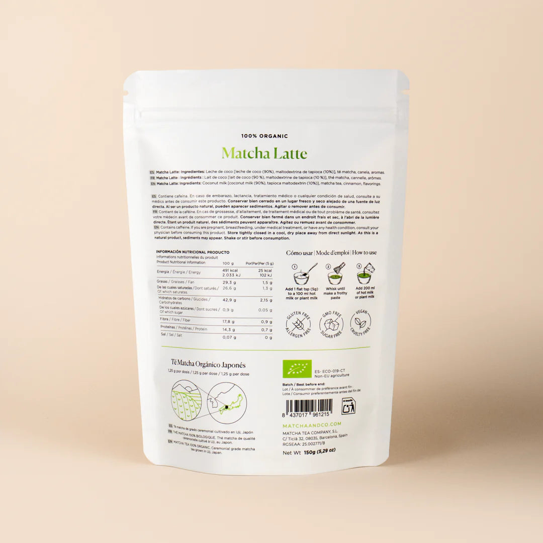 Blød, aromatisk og økologisk matcha latte – klar til at blande med både varm og kold mælk.