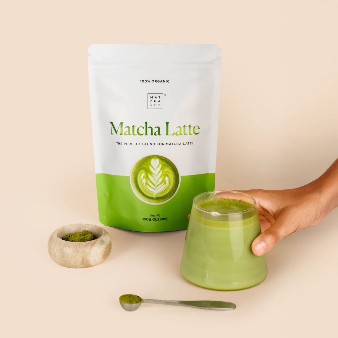 Blød, aromatisk og økologisk matcha latte – klar til at blande med både varm og kold mælk.