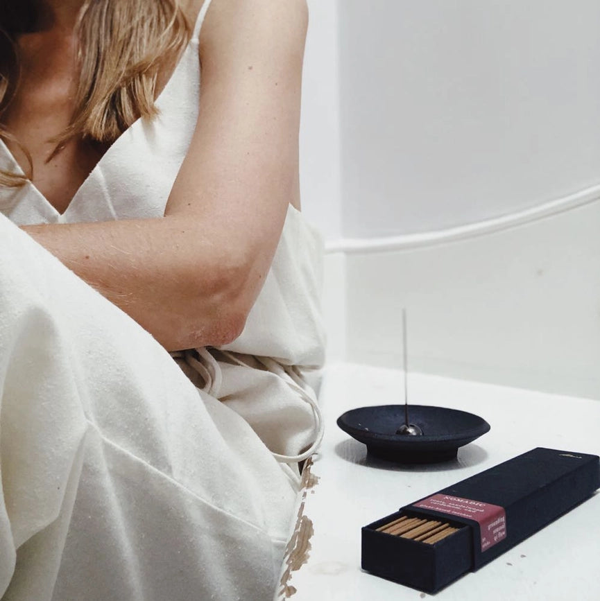 Brug Nomadic røgelse til at skabe en stemningsfuld atmosfære med grounding og sanselig energi. Perfekt til meditation, afslapning eller som en naturlig duft til at løfte dit hjem.