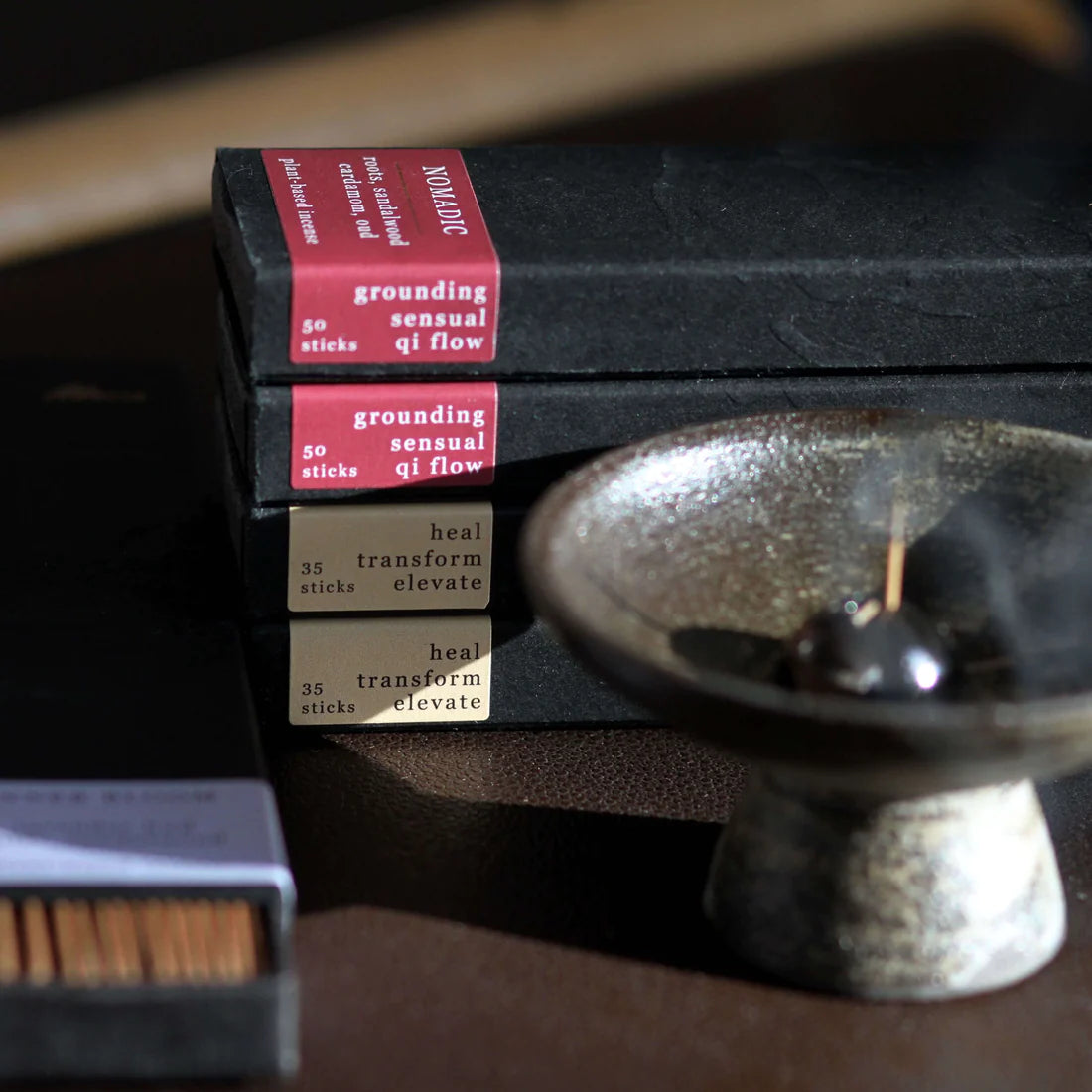 Brug Nomadic røgelse til at skabe en stemningsfuld atmosfære med grounding og sanselig energi. Perfekt til meditation, afslapning eller som en naturlig duft til at løfte dit hjem.