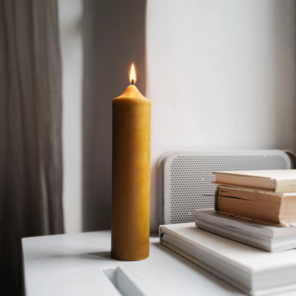 Håndlavet bivoks bloklys i minimalistisk design – 100% naturligt, elegant og bæredygtigt.