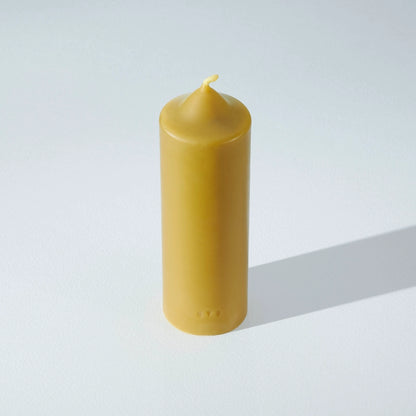 Håndlavet bivoks bloklys i minimalistisk design – 100% naturligt, elegant og bæredygtigt.