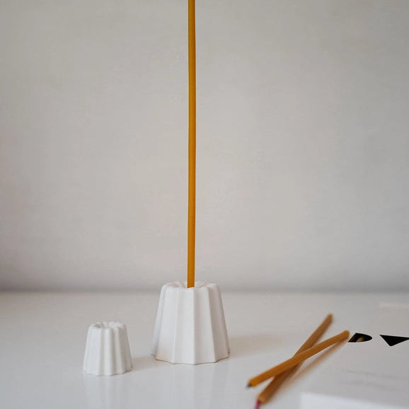 Elegant håndværk & tidløst design med denne smukke porcelæn lysestage fra OVO Things.