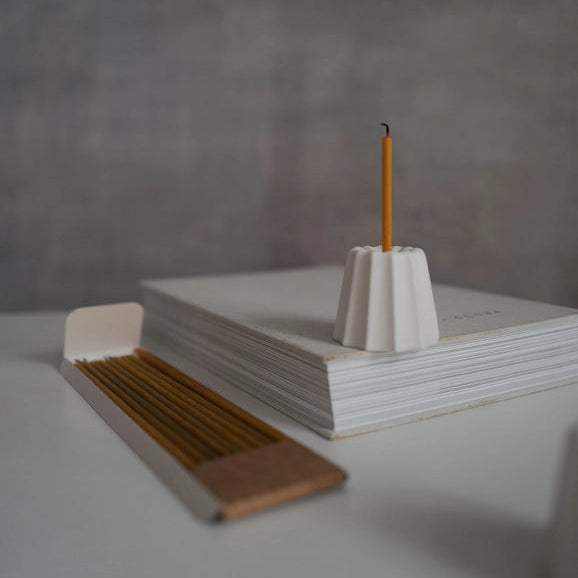 Elegant håndværk &amp;amp; tidløst design med denne smukke porcelæn lysestage fra OVO Things.