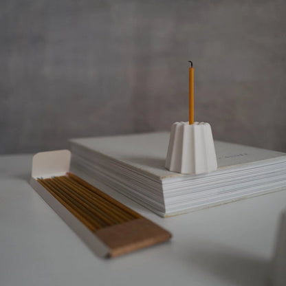 Elegant håndværk &amp;amp; tidløst design med denne smukke porcelæn lysestage fra OVO Things.