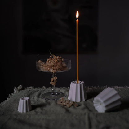 Elegant håndværk &amp;amp; tidløst design med denne smukke porcelæn lysestage fra OVO Things.