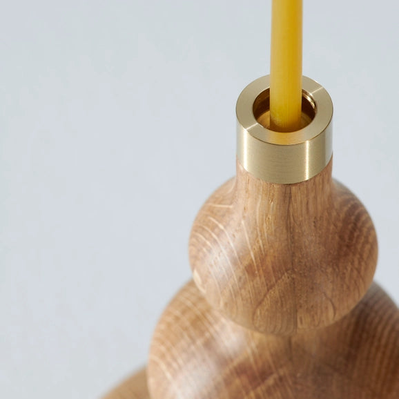 OVO Tree lysestage – Oliebehandlet egetræ &amp; Messing - Minimalistisk design