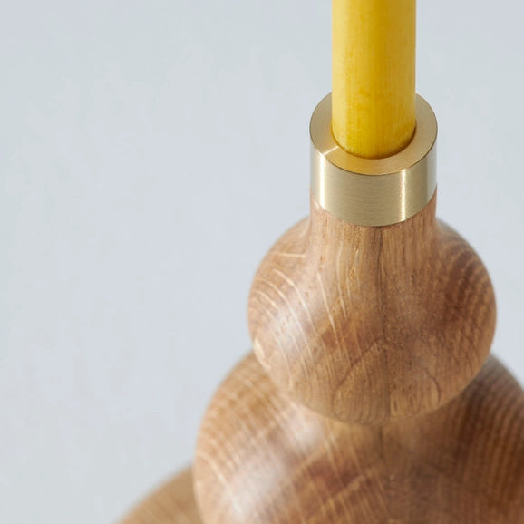 OVO Tree lysestage – Oliebehandlet egetræ &amp; Messing - Minimalistisk design