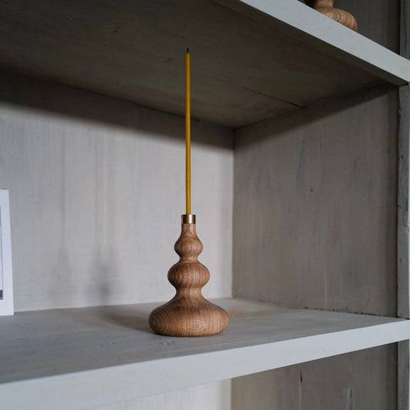 OVO Tree lysestage – Oliebehandlet egetræ &amp; Messing - Minimalistisk design