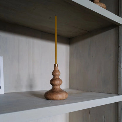 OVO Tree lysestage – Oliebehandlet egetræ &amp; Messing - Minimalistisk design