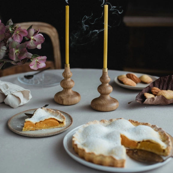 OVO Tree lysestage – Oliebehandlet egetræ &amp; Messing - Minimalistisk design