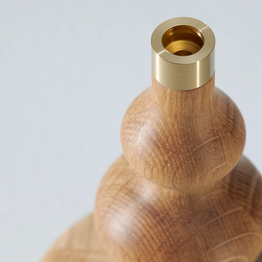 OVO Tree lysestage – Oliebehandlet egetræ &amp; Messing - Minimalistisk design