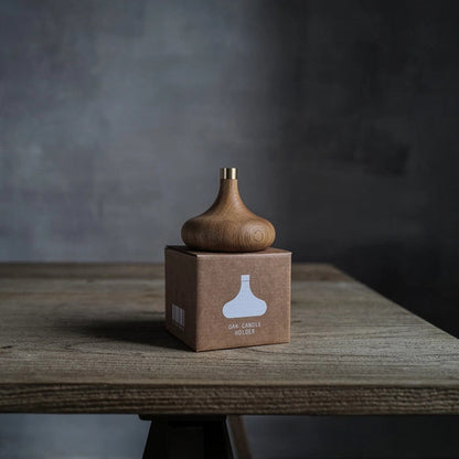 En tidløs lysestage i egetræ med minimalistisk messing detalje – skabt til ro, varme og naturlig elegance.