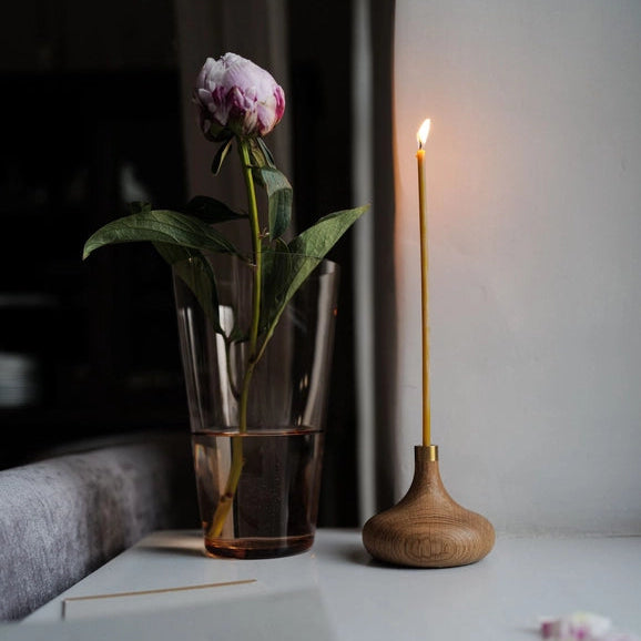 En tidløs lysestage i egetræ med minimalistisk messing detalje – skabt til ro, varme og naturlig elegance.