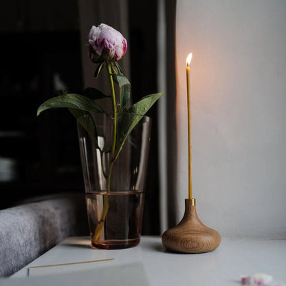 En tidløs lysestage i egetræ med minimalistisk messing detalje – skabt til ro, varme og naturlig elegance.