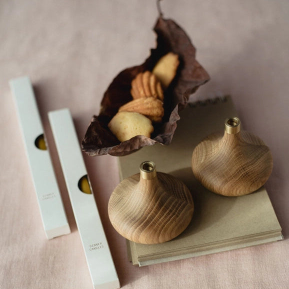 En tidløs lysestage i egetræ med minimalistisk messing detalje – skabt til ro, varme og naturlig elegance.