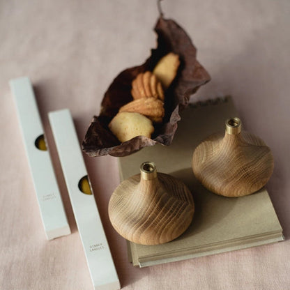 En tidløs lysestage i egetræ med minimalistisk messing detalje – skabt til ro, varme og naturlig elegance.