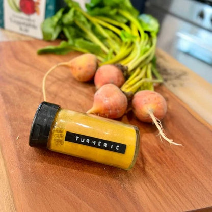 Med dette fermenteringssæt kan du nemt og sikkert komme i gang med at lave dine egne sprøde, smagfulde og probiotiske fermenterede grøntsager – direkte fra dit eget køkken.