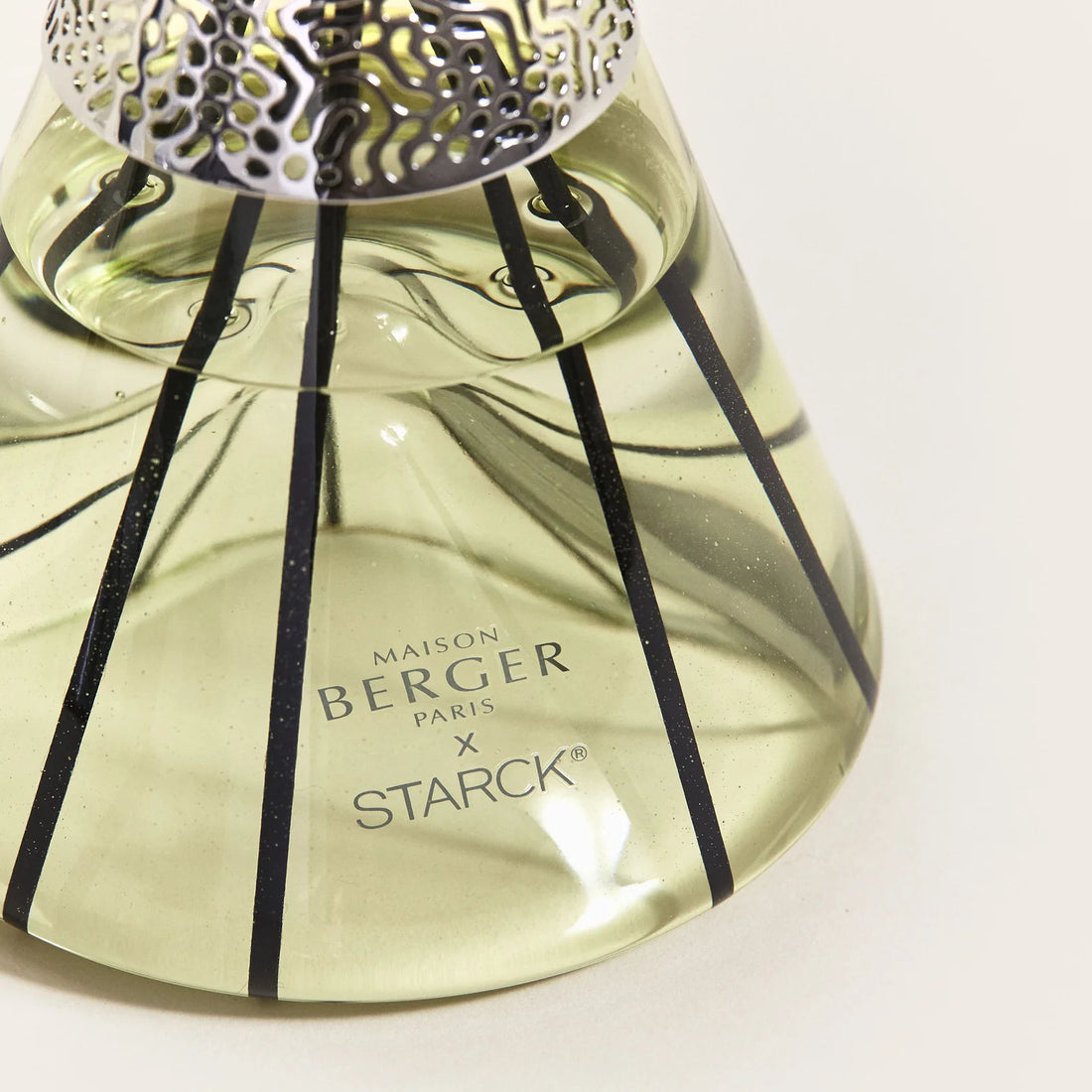Nærbillede af Maison Berger duftpinde med Peau d’Ailleurs, Philippe Starck flakon, dekorativ hjemmeduft