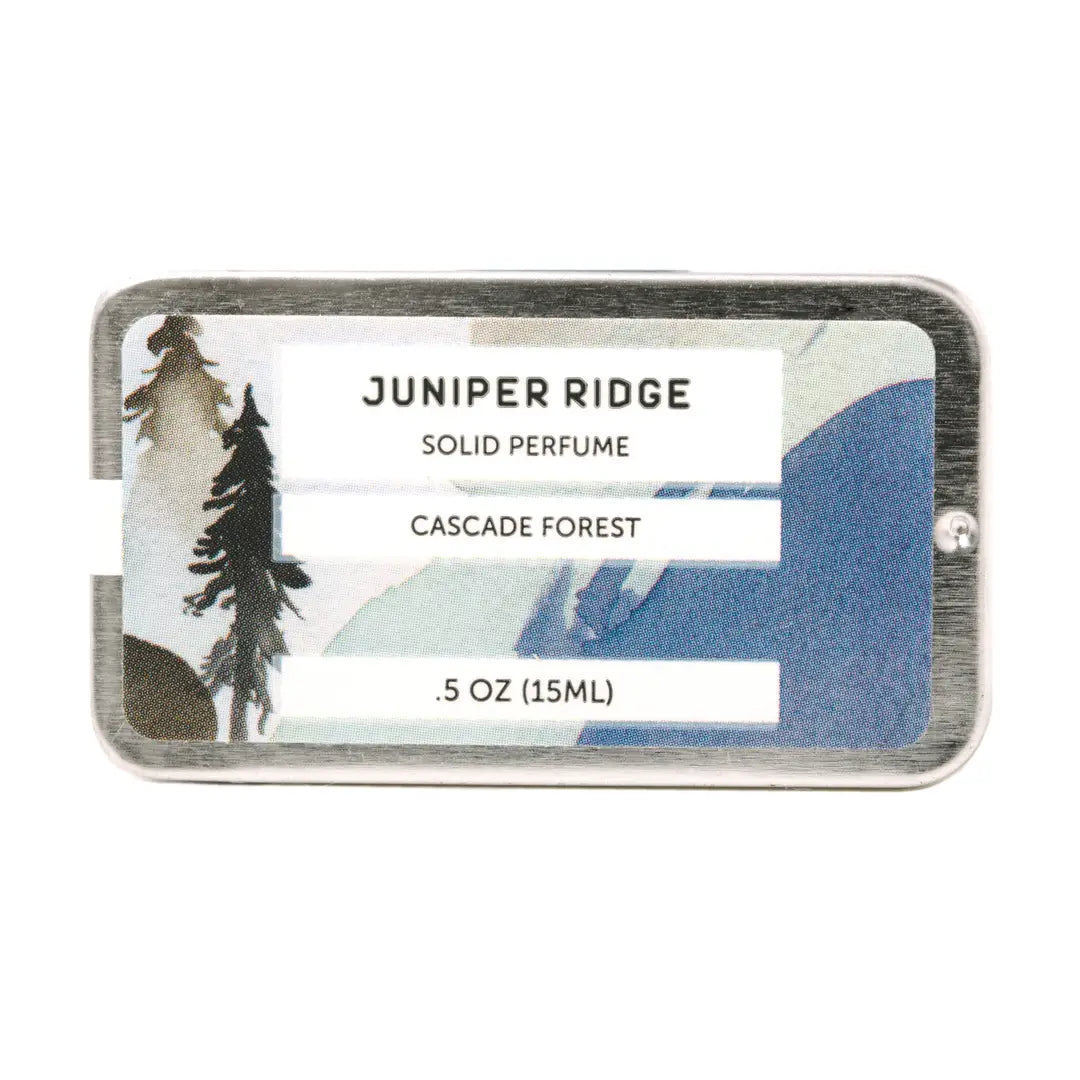 En frisk og grøn solid parfume inspireret af bjergskovens grantræer og levende harpiks.