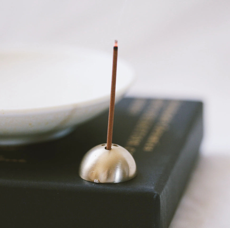 Skab en sofistikeret og fredfyldt stemning i dit hjem med Dome børstet messing, en perfekt kombination af funktionalitet og design, der fuldender din røgelsesoplevelse.